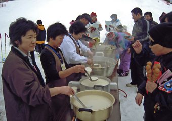 �������q