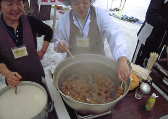 �������q