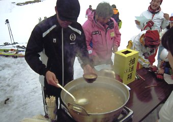 �������q