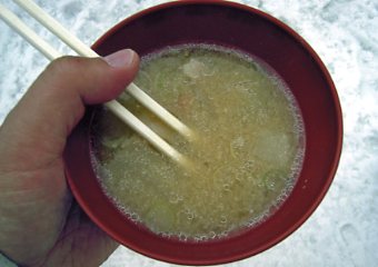 �������q