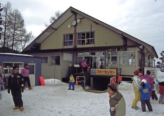 �������q