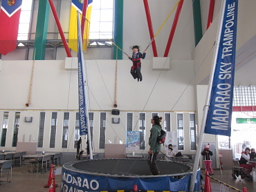 スカイトランポリン