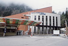 �����A���v�X����~